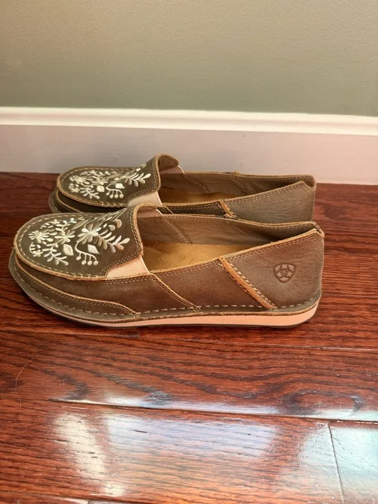 Women’s Ariat Brown Cruisers with White Floral Embroidery - Picture 2 of 4